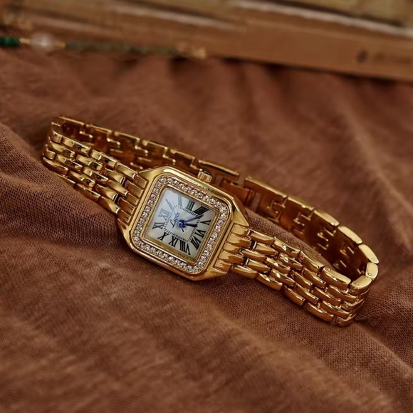 New! Panthere Classic Gold Crystal Stainless Steel Gold Watch - Picture 4 of 16